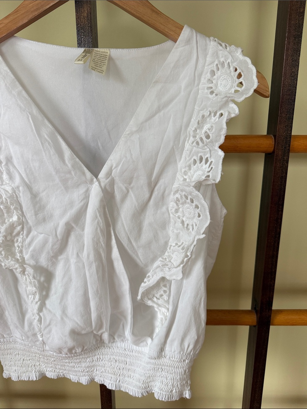 White Lace-Trim 100% Cotton Sleeveless V-Neck Eyelet women’s Top - Picture 2 of 6